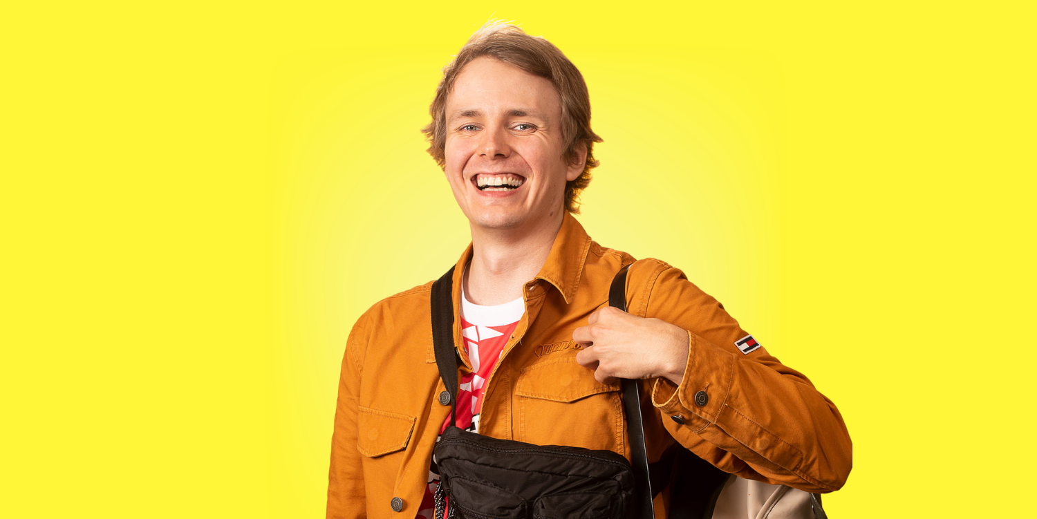 Skrattande språkambassadör med väska