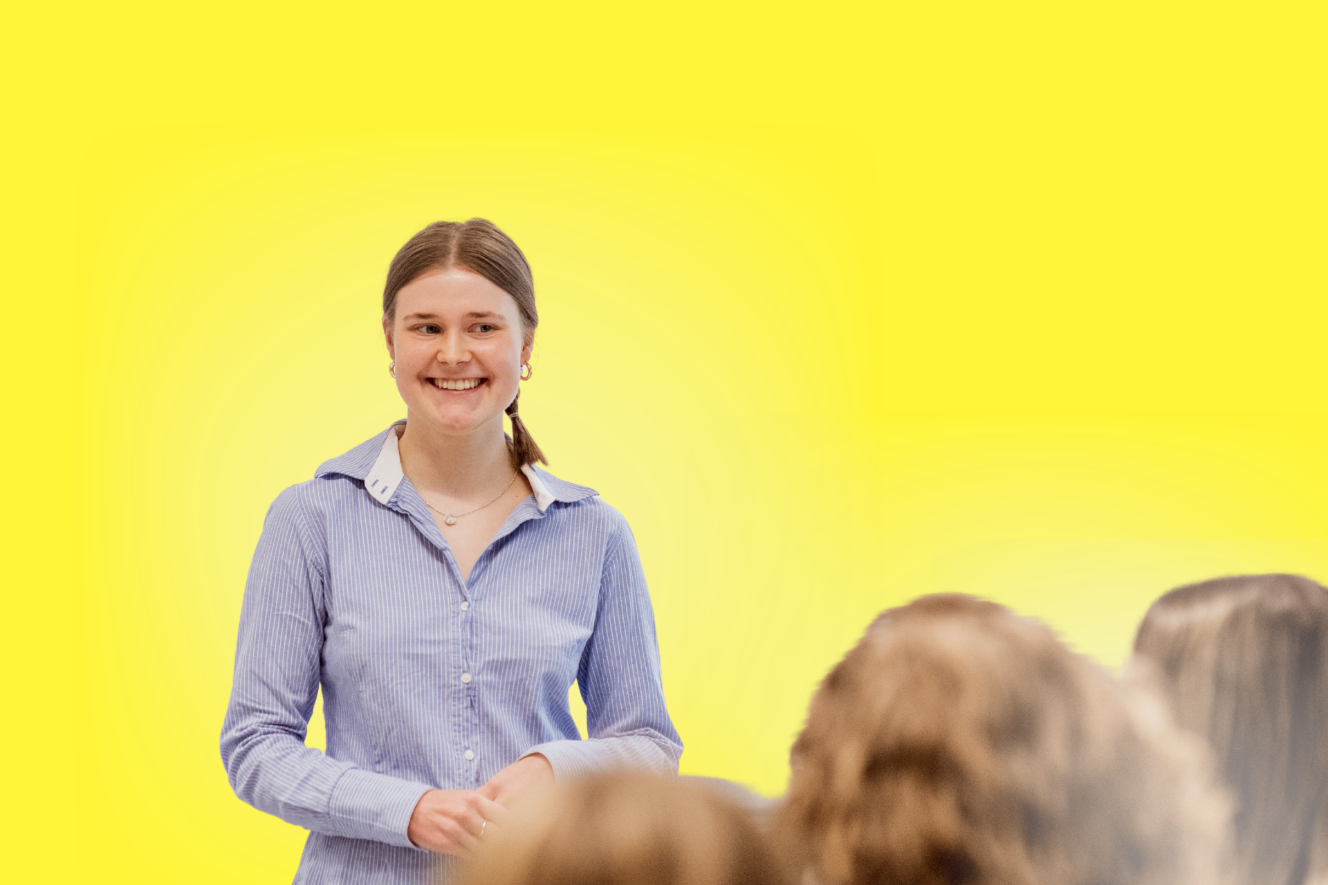 Språkambassadör som står framför elever i ett klassrum